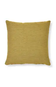 Firkantet pudebetræk i dyb okker med corduroy tekstur og synlige linjer, 45x45 cm.