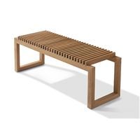 Moderne teakbænk med slatted sæde og rektangulære støtter, 120 cm lang, minimalistisk design.