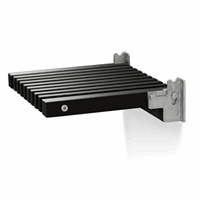 Klapsæde med sorte lameller, monteret på væg med metalbeslag. Moderne, pladsbesparende design.