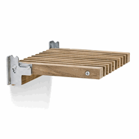 Vægmonteret teakklapsæde med lameldesign og metalbeslag, foldbart for pladsbesparelse.