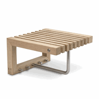 Minimalistisk vægmonteret garderobe med hylde af trælister, metalstang og kroge til ophængning.