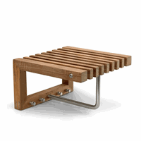 Vægmonteret teakgarderobe med slatted top, metalbøjle og kroge til ophængning.