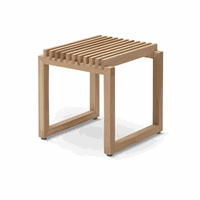 Fritz Hansen Cutter Taburet med slat-top og firkantede ben i minimalistisk, luftig stil.