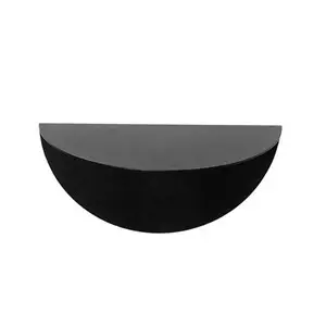 Sort, halvcirkelformet væghylde med minimalistisk design, ideel til moderne interiør.