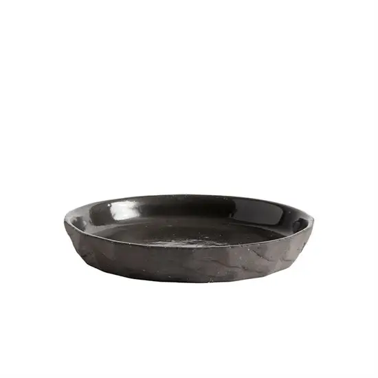 Mørk desserttallerken med glat overflade, tekstureret kant og uregelmæssig form.