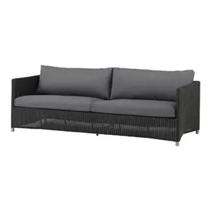 Moderne tre-personers sofa med grå hynder og mørk ramme. Sofaen har små fødder og rene linjer.