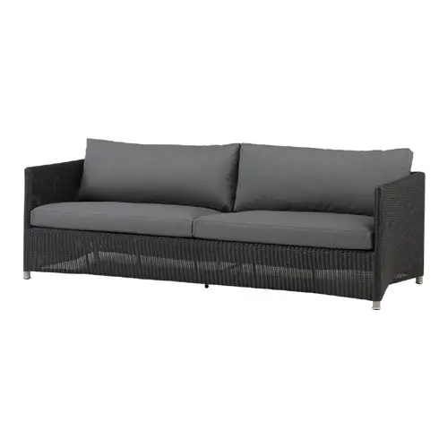 Moderne tre-personers sofa med grå hynder og mørk ramme. Sofaen har små fødder og rene linjer.