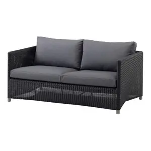 To-personers sofa med grå hynder, moderne design, vævet tekstur og små fødder.