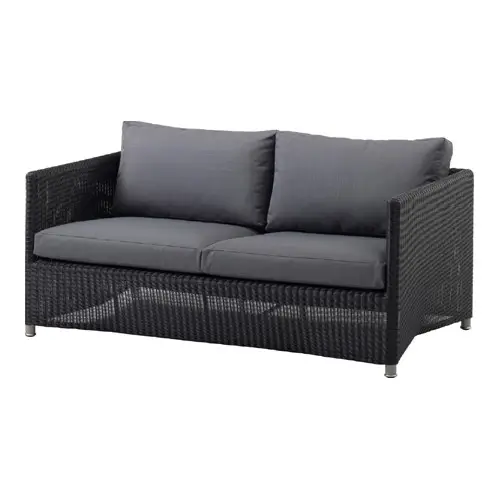 To-personers sofa med grå hynder, moderne design, vævet tekstur og små fødder.