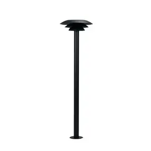 Udendørs sort lampe med mat finish, cylindrisk stolpe, skiveformet skærm og rund fod.