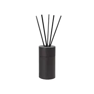 Duftspreder med mat, cylindrisk beholder og fem sorte pinde. Minimalistisk og elegant design.