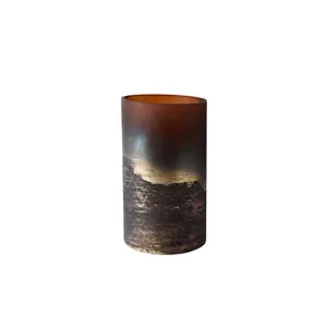 Cylindrisk vase med brun-guld gradient og glat kant, overfladen har visuel interesse.