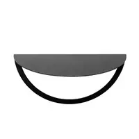 Minimalistisk, sort halvcirkelformet væghylde med skulpturel, moderne stil og enkel montering.
