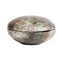 Rund beholder med låg, tekstureret overflade i grå med rustlignende nuancer, diameter 18 cm.