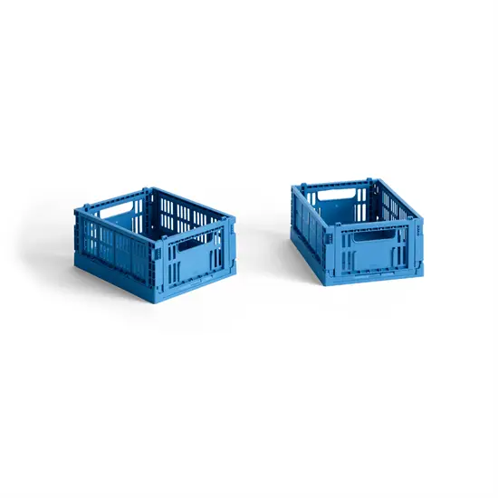 To blå, sammenklappelige opbevaringskasser af genanvendt materiale, designet til stabling.