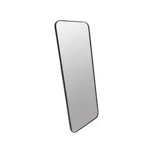 Rektangulært vægspejl med afrundede hjørner og sort metalramme. Slankt og minimalistisk design.