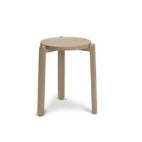 Nomad taburet fra Fritz Hansen med rundt sæde, tre ben og stabelbar design i lyst træ.
