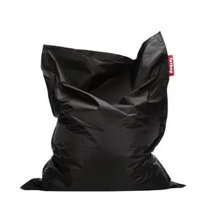 Stor, sort sækkestol med blank overflade og synlig mærkat på siden.