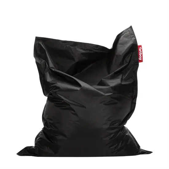 Stor, sort sækkestol med blank overflade og synlig mærkat på siden.