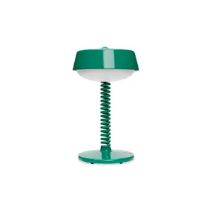 Moderne grøn bordlampe med spiralformet søjle og afrundet skærm.
