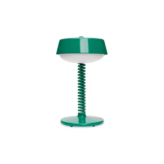 Moderne grøn bordlampe med spiralformet søjle og afrundet skærm.