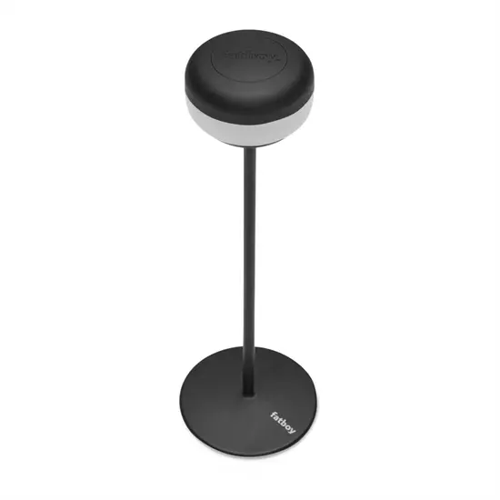 Slank, trådløs bordlampe i antracitgrå med rund top og base.
