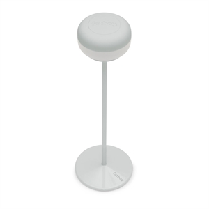 Slank, moderne bordlampe med rund top, høj slank stander og flad cirkulær base i lys neutral farve.