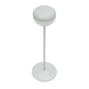 Slank, moderne bordlampe med rund top, høj slank stander og flad cirkulær base i lys neutral farve.