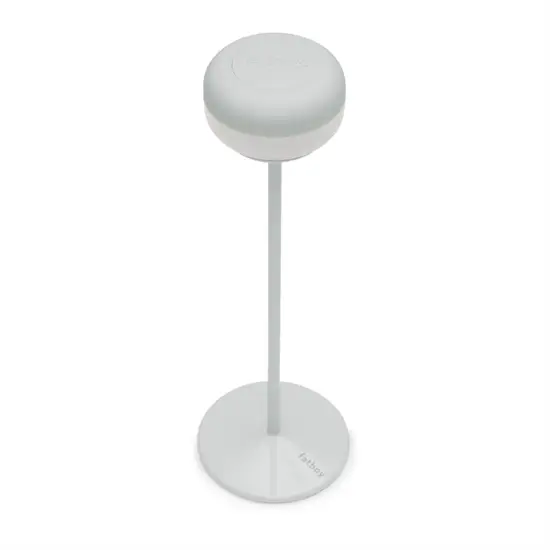 Slank, moderne bordlampe med rund top, høj slank stander og flad cirkulær base i lys neutral farve.