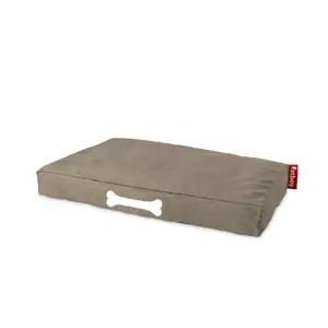 Rektangulær taupe grå hundeseng med hvidt ben-design og rødt "Fatboy" mærke på siden.