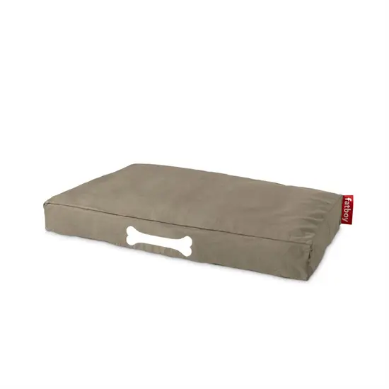 Rektangulær taupe grå hundeseng med hvidt ben-design og rødt "Fatboy" mærke på siden.