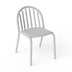 Lys grå stol med buet ryglæn og lodrette ribber, moderne og enkel stil.