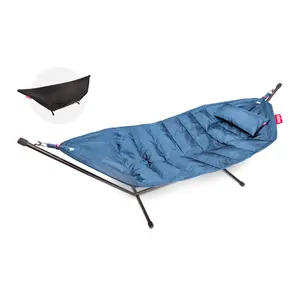 Lyseblå hængekøje med pude på sort ramme, rød "Fatboy"-etiket, sort regncover.