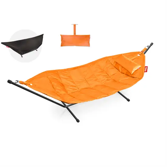 Orange hængekøje med pude, sort regncover og sort metalramme.