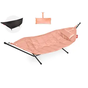 Pink hængekøje med sort metalstativ, pude og mørkt regncover.
