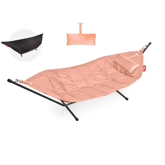Pink hængekøje med sort metalstativ, pude og mørkt regncover.