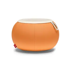 Rund, orange puf med hvid top og håndtag. Rød mærkat nederst.