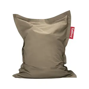 Taupe grå sækkestol med rød Fatboy-mærkat, stor nok til et barn.