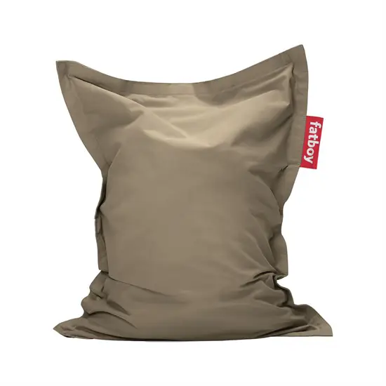 Taupe grå sækkestol med rød Fatboy-mærkat, stor nok til et barn.