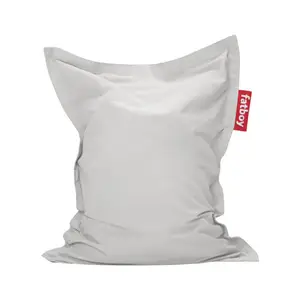 Grå Fatboy sækkestol med rødt "fatboy" logo på siden, glat tekstur.