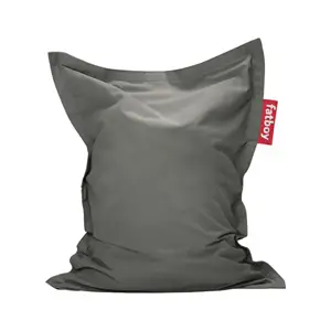 Fatboy sækkestol i charcoal grey med rød "fatboy" etiket, bruges som siddemøbel.