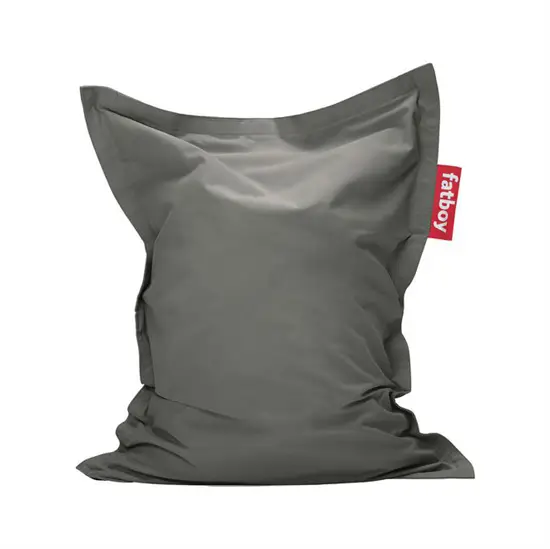 Fatboy sækkestol i charcoal grey med rød "fatboy" etiket, bruges som siddemøbel.