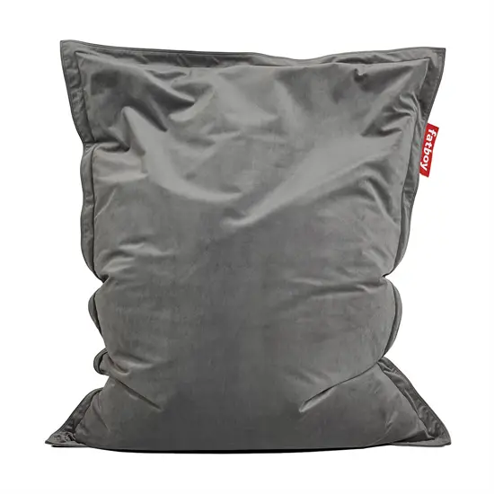 Fatboy Original Slim Velvet sækkestol i taupe grå med velourtekstur og rød Fatboy-logo på siden.