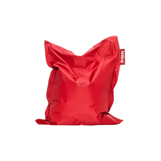 Rød Fatboy Junior sækkestol i nylon med skinnende overflade og mærketag på siden.
