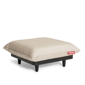 Beige pude på sort base med ben, rød Fatboy mærkat synlig.