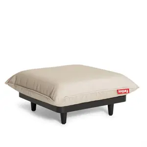 Beige pude på sort base med ben, rød Fatboy mærkat synlig.