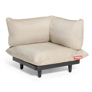 Hjørnesæde med beige hynder, rød "Fatboy" etiket, sort base og korte ben.