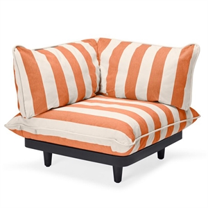 Loungehjørnesæde med orange/creme striber, sorte ben og rød Fatboy låsemekanisme.