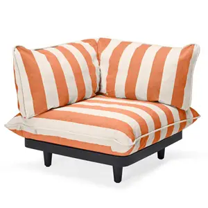 Loungehjørnesæde med orange/creme striber, sorte ben og rød Fatboy låsemekanisme.