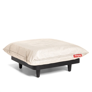 Firkantet puf med lys beige pude, sort base med ben og rød "Fatboy" etiket på puden.